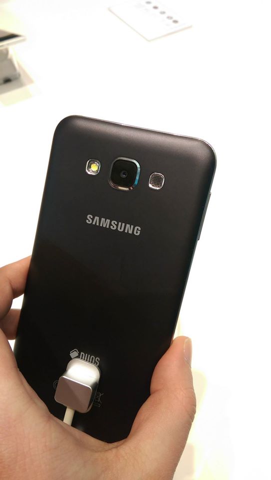 Η πίσω όψη του Samsung E7