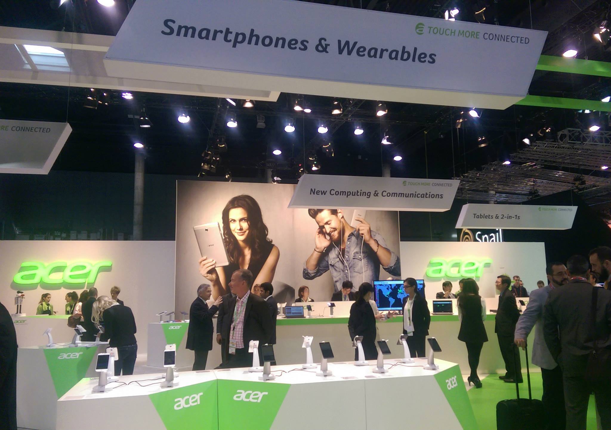 To stand της Acer με smartphones, wearables, laptops και tablet 2 σε 1