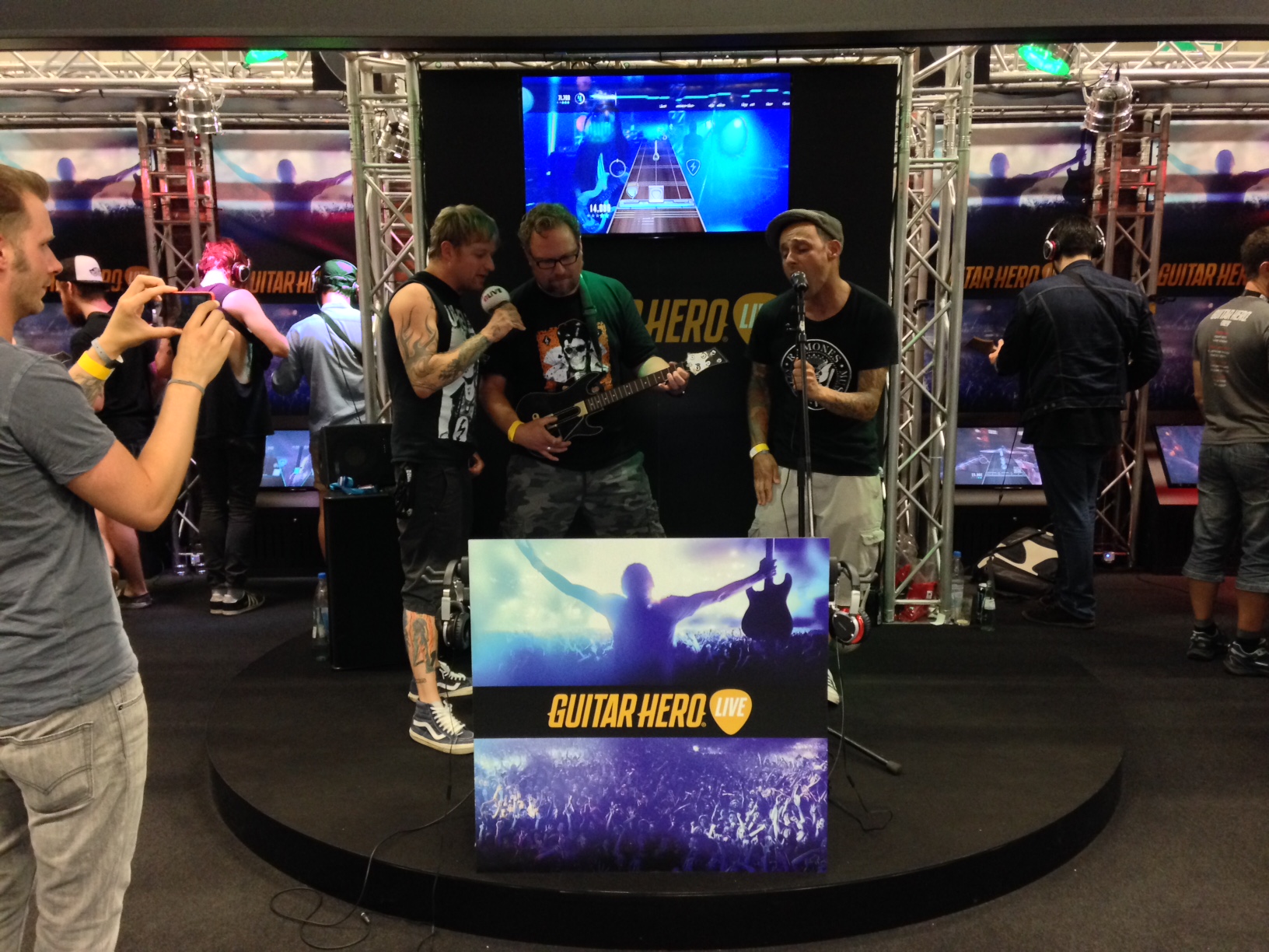 Η μπάντα που παίζει τα πάντα τζαμάρει με Guitar Hero Live! #gamescom2015