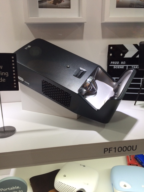 Το νέο LG MiniBeam PF1000U projector εκπέμπει σε 100 ίντσες από απόσταση μόλις 38cm!