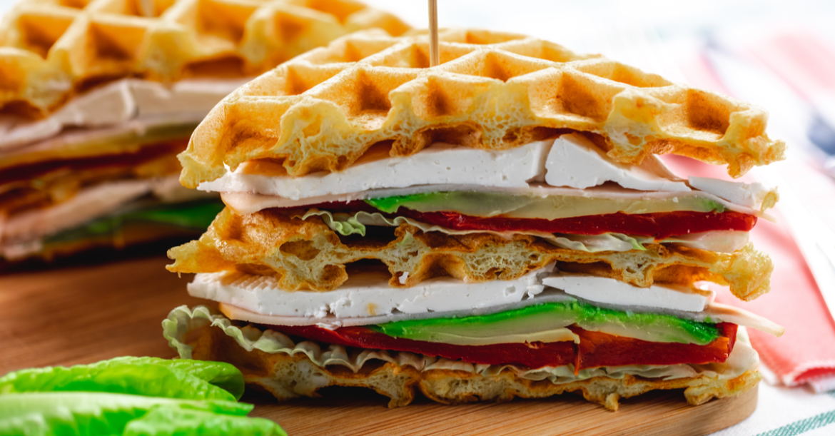Club sandwitch βάφλας με γέμιση χαλούμι αβοκάντο ντομάτα μαρούλι