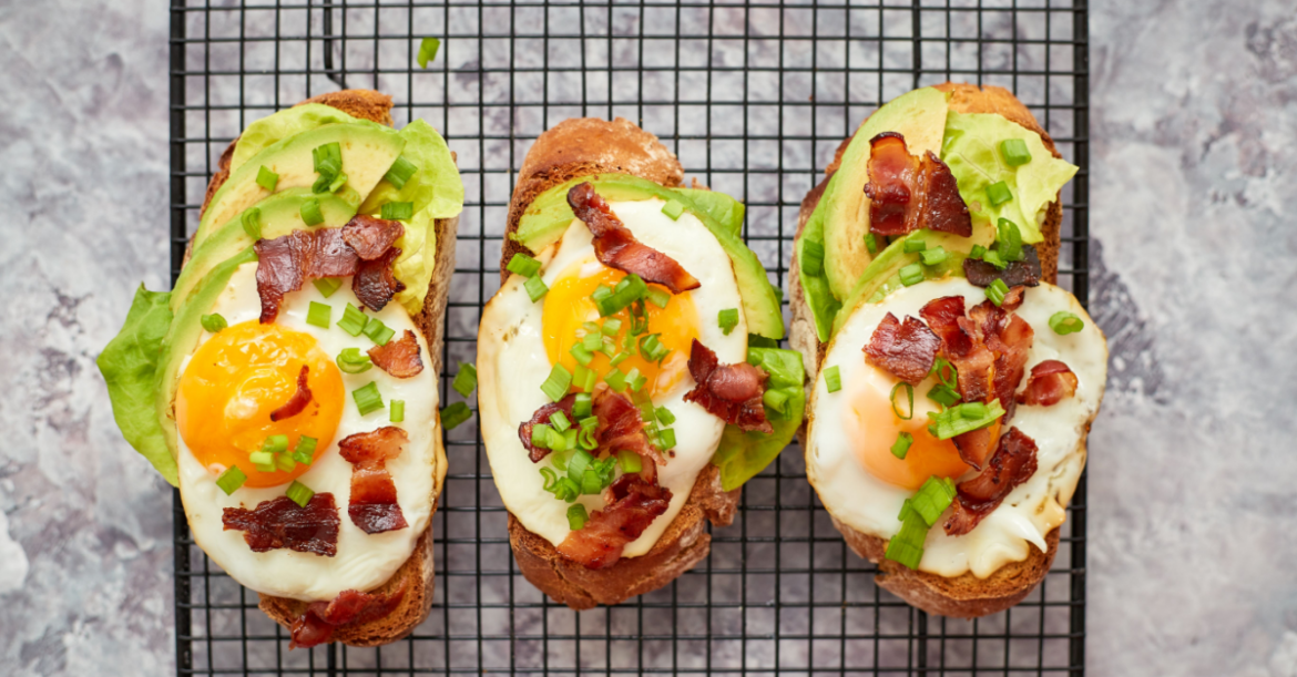 avga me avocado kai bacon