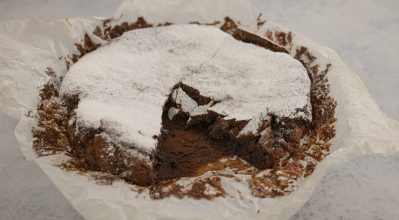 Υγρό κέικ σοκολάτας με αμύγδαλο – Κουζίνα: Μαζί με τον Ανδρέα και την Ελένη