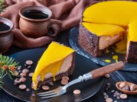 Γιορτινό Cheesecake σοκολάτα φουντούκι με σάλτσα μάνγκο