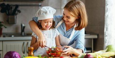 Συνταγές παρέα με τα παιδιά