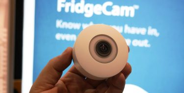 CES 2017: FridgeCam η κάμερα που βλέπει και σε ενημερώνει για το εσωτερικό του ψυγείου!