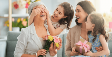 Γιαγιά, η μαμά που γιορτάζει διπλά τη Γιορτή της μητέρας