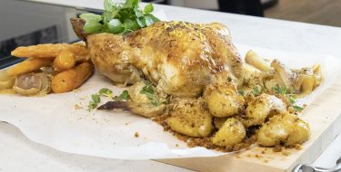 Λεμονάτο κοτόπουλο σε γάλα με baby πατάτες στο φούρνο – Κουζίνα: Ιστορίες με τον Ανδρέα Λαγό