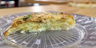 Πατάτες ογκρατέν με μπλε τυρί & φιστίκια Αιγίνης – Chef στην Πρίζα