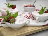 Παγωτό κρέμα με σάλτσα φράουλας και μπισκότο – Κουζίνα: Ιστορίες με τον Ανδρέα Λαγό