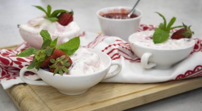 Παγωτό κρέμα με σάλτσα φράουλας και μπισκότο – Κουζίνα: Ιστορίες με τον Ανδρέα Λαγό
