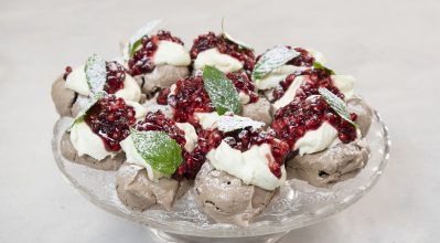 Σοκολατένια Πάβλοβα με σάλτσα ροδιού – Κουζίνα: Ιστορίες με τον Ανδρέα Λαγό