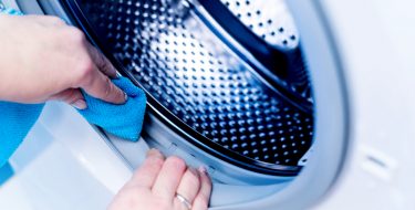 Πώς να καθαρίζεις το πλυντήριο ρούχων για να εξασφαλίσεις τη μακροζωία του!