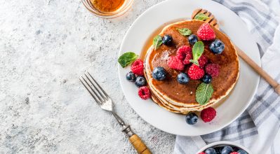 Pancakes με μέλι και φρούτα
