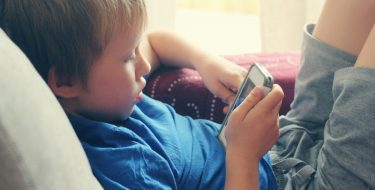 Παιδί και κινητό: Πώς και πότε να το εισάγεις στη ζωή του παιδιού σου
