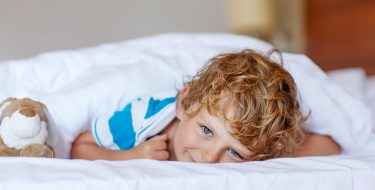 Επιστροφή στο σχολείο: συμβουλές για να ξυπνάει το παιδί πάντα στην ώρα του