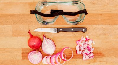 Πώς να προετοιμάσεις κρεμμύδια για μαγείρεμα χωρίς δάκρυα!
