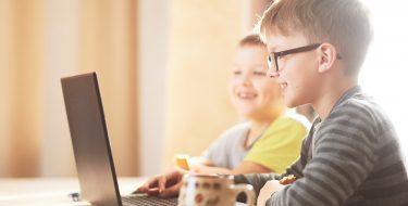 Πώς μπορώ να μάθω στα παιδιά μου να χρησιμοποιούν με ασφάλεια το Internet;