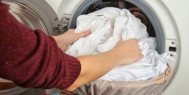 Άπλωμα ρούχων μέσα στο σπίτι: Μείωσε την υγρασία