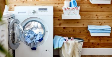 Πλυντήρια με λειτουργία ατμού: «Φρέσκαρε» ή απολύμανε τα ρούχα σου και γλίτωσε χρόνο απ’ το σιδέρωμα!