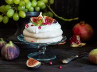 Pavlova με mousse γιαουρτιού και φθινοπωρινά φρούτα