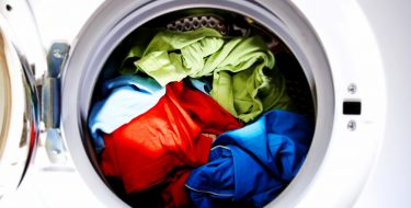 7 τρόποι για να γλιτώσεις ρεύμα και νερό στο πλύσιμο των ρούχων